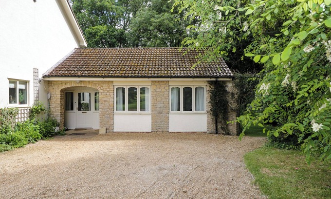 Acton Turville Cottage | GARDEN COTTAGE, pet friendly, with a garden in Acton Turville