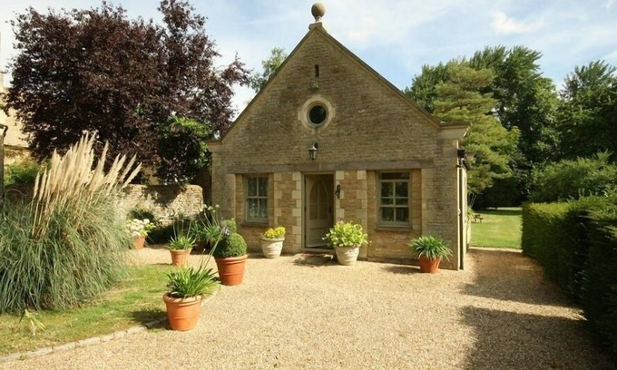 Black Bourton Cottage | GARDEN COTTAGE, romantic, character holiday cottage in Black Bourton