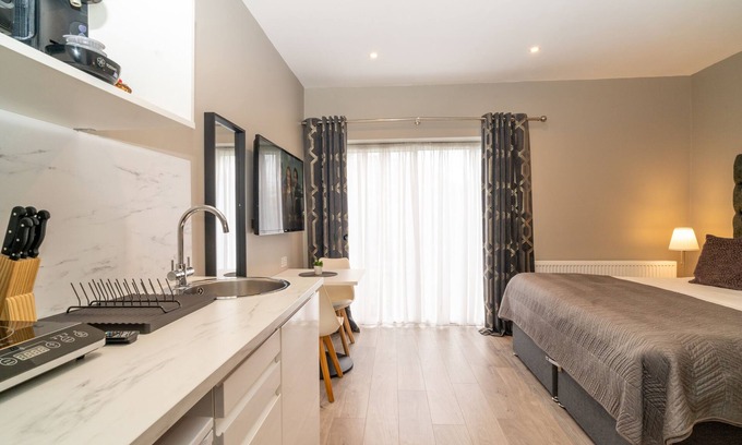 Childs Hill Apartment | Garden Deluxe Studio