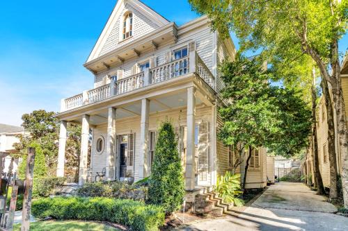 Lower Garden District House | Garden District Historic Home Near Wwii Museum