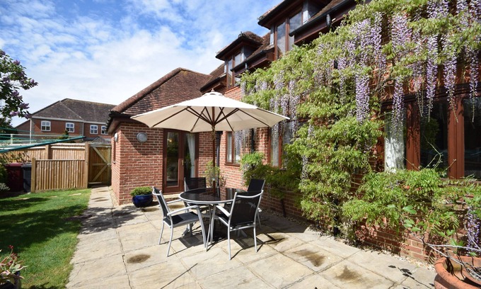 Tangmere Apartment | Garden Flat - comfortable cottage for two close to Chichester and Goodwood