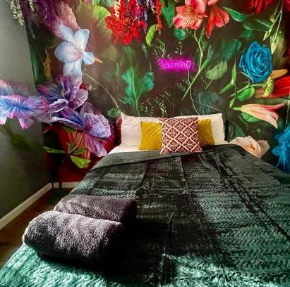 Poplar Apartment | Garden Hideaway Minutes to Fishtown