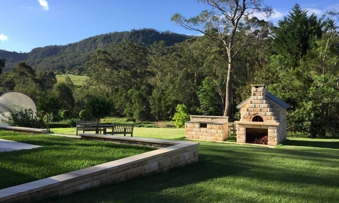 Cambewarra Cottage | Garden Hill Retreat: Beautiful Sandstone Cottage: Swimming pool & Tennis court