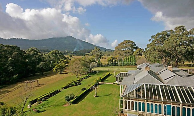 Cambewarra House | Garden Hill Spa Retreat: Beautiful Sandstone Cottage: Swimming pool/Tennis court