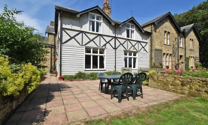 Lesbury Cottage | GARDEN HOUSE, pet friendly, with a garden in Alnmouth