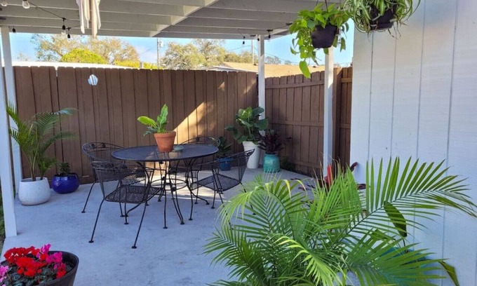South Bradenton Apartment | Garden House: Relaxing vibes & three miles to IMG