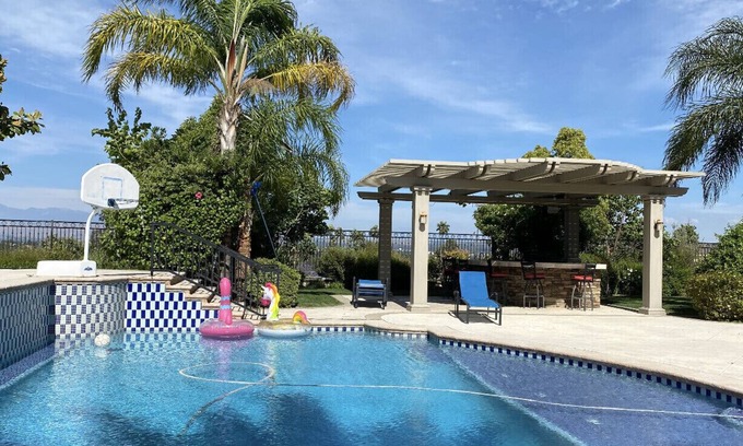 La Sierra House | Garden House with swimming pool