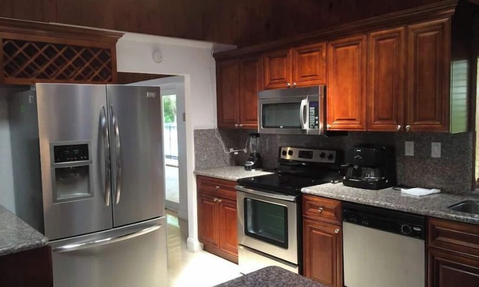 Pinecrest House | Garden in Beautiful Pinecrest