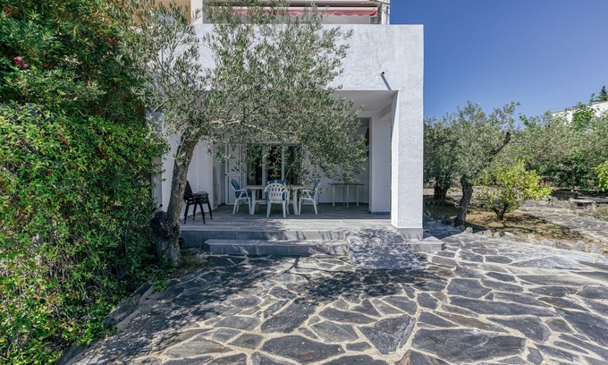 El Mas Bosca Apartment | Garden-Level Apartment in Roses with Terrace and Wi-Fi
