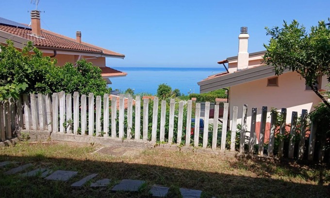 Pizzo Apartment | Garden near the beach (PIEDIGROTTA GARDEN)