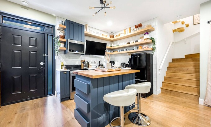 Richmond House | ✦ GARDEN OASIS ✦ FURNISHED 1 BR& 1 BA | PET-FRIENDLY & BBQ!