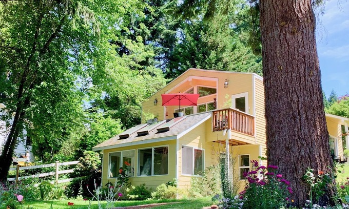 Woodinville Cottage | Garden Oasis the Heart of Woodinville Wineries