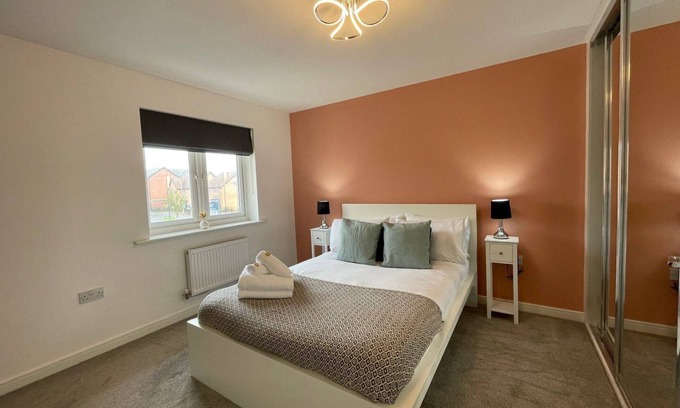 Llanwern House | Garden | Parking | 4BR