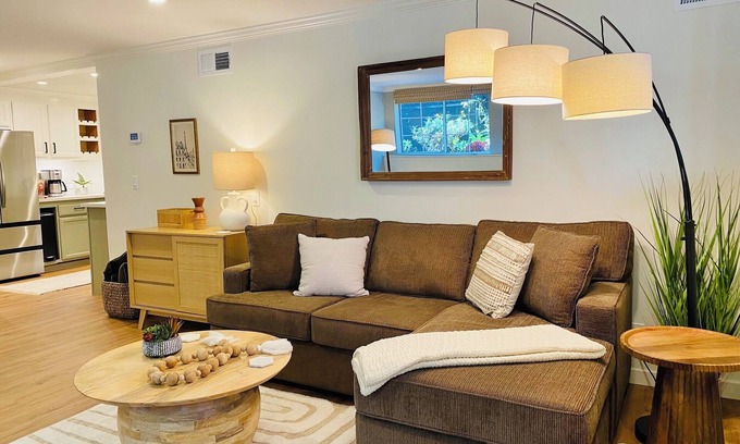 Upper East House | Garden Place Downtown near Arts & Theatre District