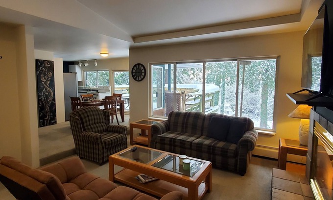 Hollyburn Apartment | Garden Retreat in West Vancouver