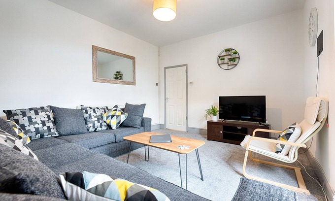 Cwmbrwla House | Garden, Spacious, Parking, TV in All Rooms!