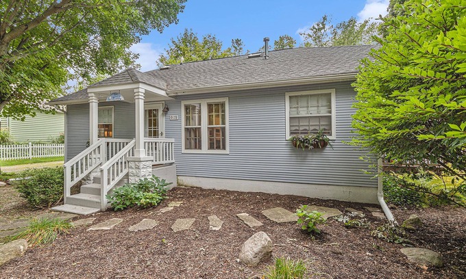 Lakeside House | Garden-style cottage with easy beach access, screened porch & small yard