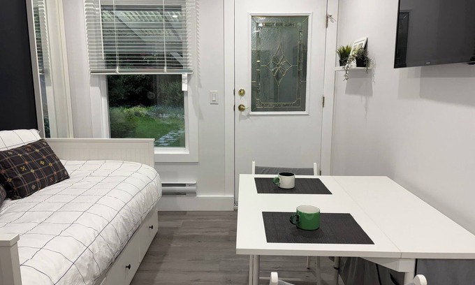 Richmond House | Garden Suite 1BR/1BA King Bed -Near YVR & Ferries Private Entrance