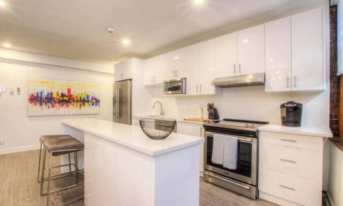 International District Apartment | Garden suite loft in old Montreal