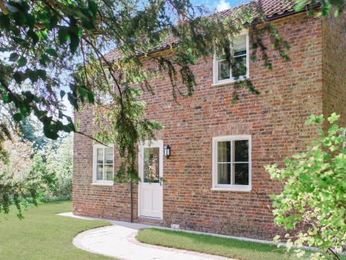 Saltmarshe House | Gardeners Cottage