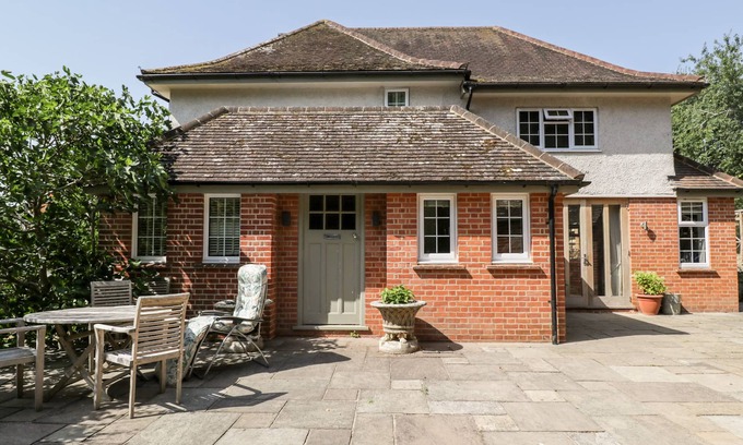Hungerford House | GARDENERS COTTAGE, pet friendly, with a garden in Hungerford