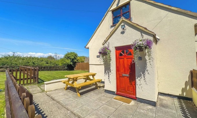 Kewstoke House | Gardeners Rest Cottage(Snug, Dog Friendly, Country Cottage)