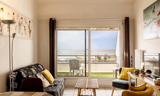 Charente-Maritime Apartment | Gardens by the sea
