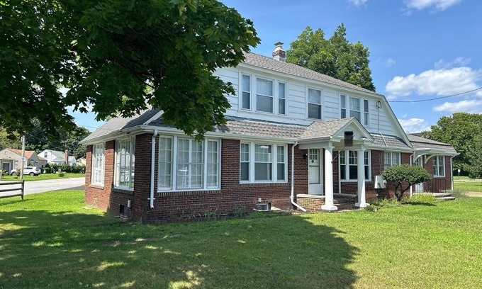 Warwick House | GardenScapes-Luxury-New 2025!-Airport-Lg Grps