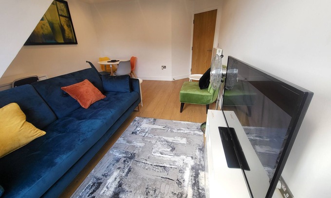 Little Holland Apartment | Garland City Centre Apartment, Close to Station, Stores, Restaurants & Gym