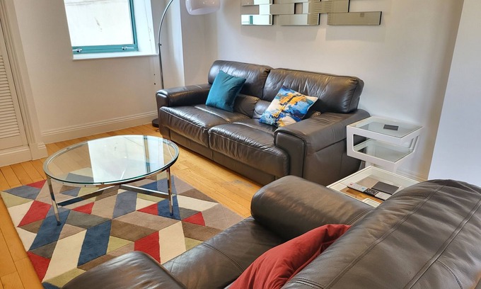 Brondesbury Apartment | Garland Two Bedroom Apartment 1Min Walk to Station