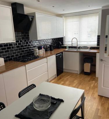 Mosborough House | Garland way 2 bed house Sheffield free parking 5 min from m1