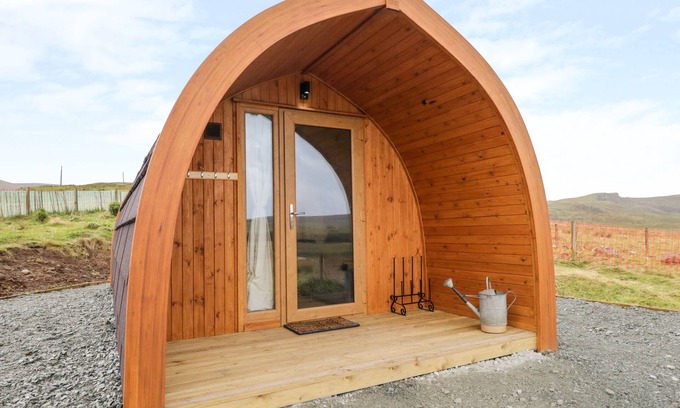 Kilmaluag Cottage | GARRAIDH GHORM POD, romantic, character holiday cottage in Conista