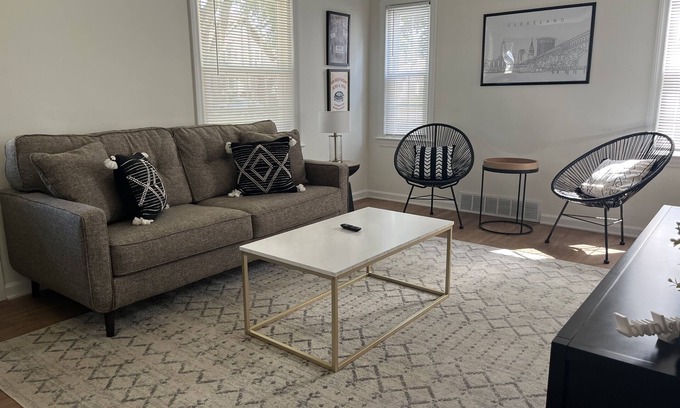 Kamm's Corners House | Garrett’s Loft - Minutes from Airport | Family Friendly!