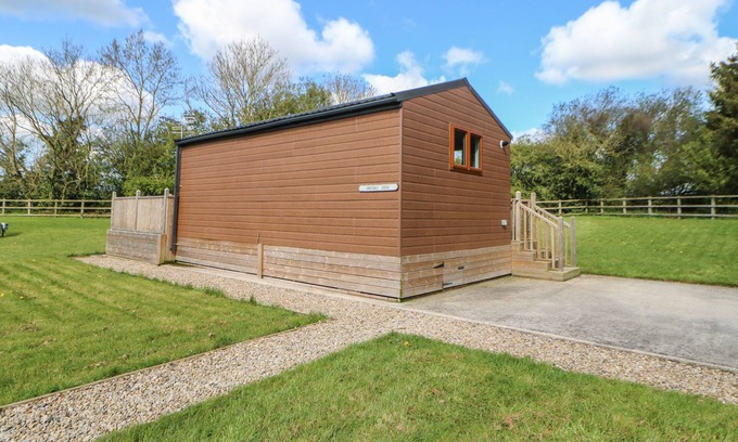 Hutton Rudby Cottage | GARSDALE POD, pet friendly, with hot tub in Hutton Rudby