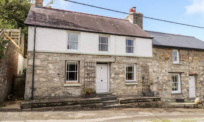 Newport House | GARTAVON, pet friendly, with open fire in Newport, Pembrokeshire