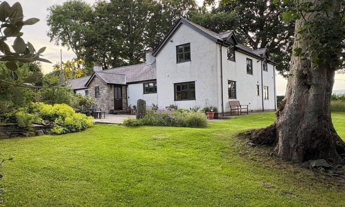 Denbigh Cottage | GARTH COTTAGE, pet friendly, luxury holiday cottage in Denbigh