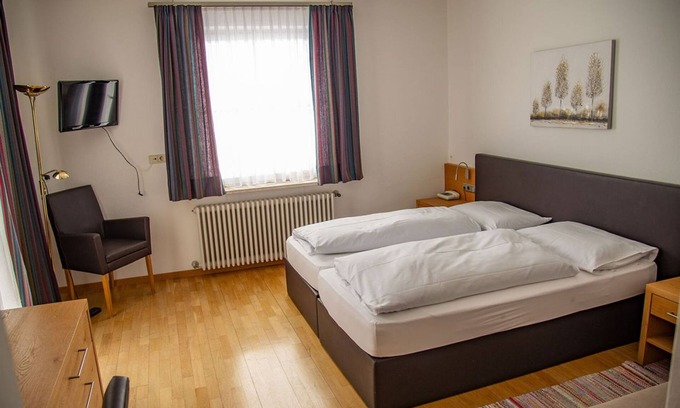 Santa Valburga Apartment | Gasthof Kirchsteiger 'Zimmer 2' with Lake View, Shared Terrace and Wi-Fi