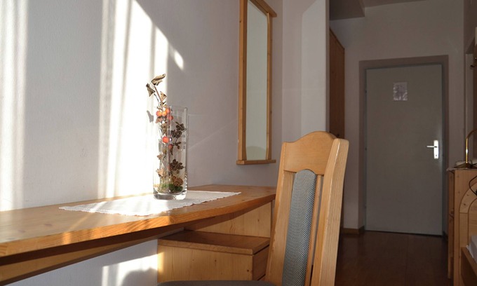 Santa Valburga Apartment | Gasthof Kirchsteiger 'Zimmer 10' with Lake View, Shared Terrace and Wi-Fi