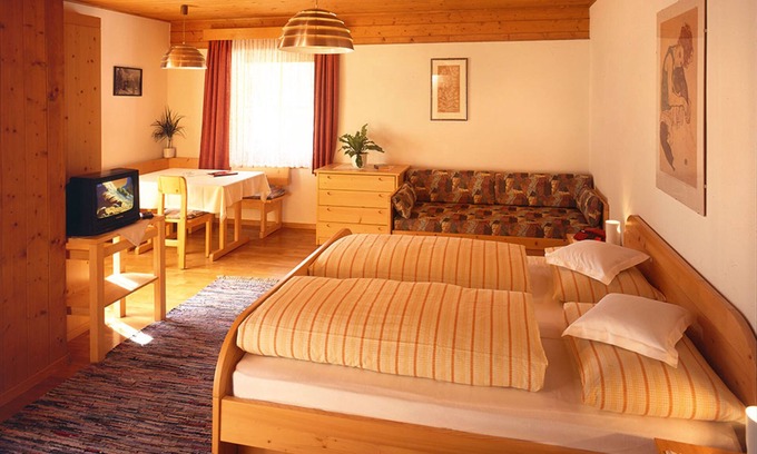 Santa Valburga Apartment | Gasthof Kirchsteiger 'Zimmer 8' with Lake View, Shared Terrace and Wi-Fi