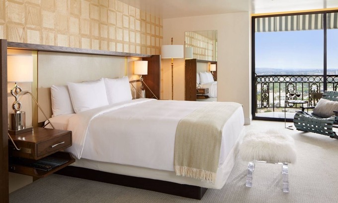 Norma Triangle Hotel | Gate One Bedroom Suite at The London West Hollywood, Free Breakfast