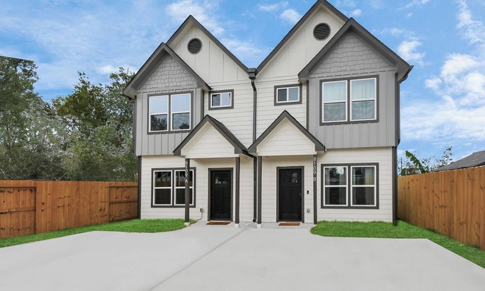 Northeast Houston House | Gated-10mins to Downtown-3 TVs-Fire Pit