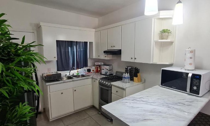 Oriente House | GATED AND VERY SECURED WHITE HOUSE 6 MINS FROM THE BEACH