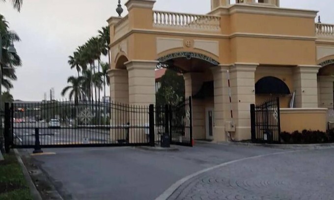 Clearwater House | Gated community Tampa Bay waters surrounding the area Outdoor swimming pool. Gym