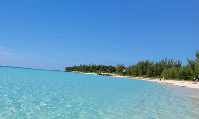 Bahamas Terrace Condo | Gated condo w/boat dock/beach/pool/hot tub