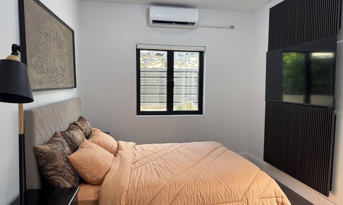 Claxton Bay House | Gated cozy retreat 5mins from highway, full kitchen and secure parking