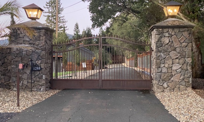 Redwood Valley Apartment | Gated Estate-Master Bedroom w/Full Bath with Private Spa