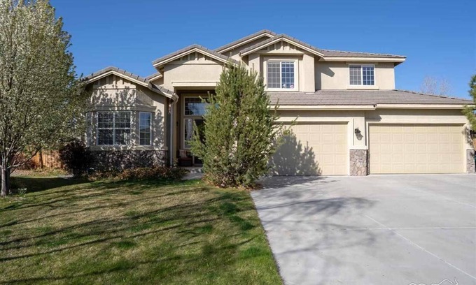 Dayton House | Gated Golf Course, Close to Tahoe! On the Dayton Airpark. Fly In Too!