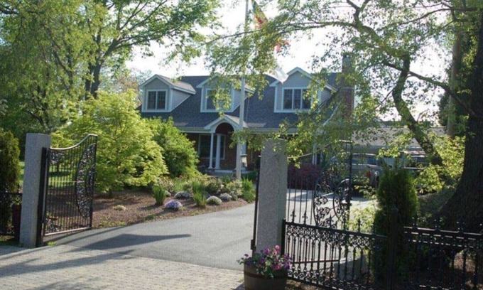 Middletown House | Gated Home Near Beaches/Newport w/Massive open Living/Gourmet Kitchen, 12 beds