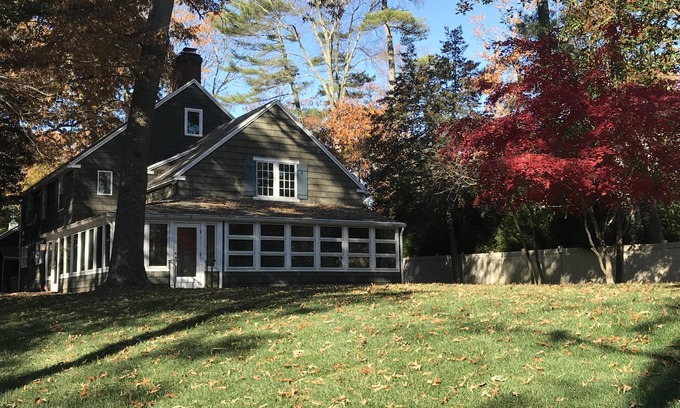 The Pines House | GATED LAKESIDE ESTATE DNTWN - HUGE POOL/YARD/POOL HOUSE - 2 BLKS @ OCEAN/BRDWLK!
