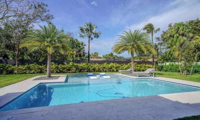 Palmetto Bay House | Gated Modern Miami Mansion w/Pool Gym Bar & Office